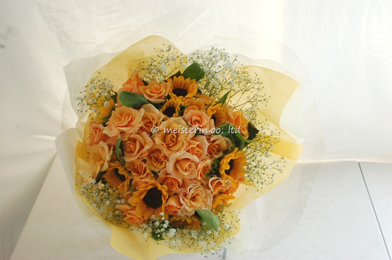 向日葵とバラとカスミソウの花束