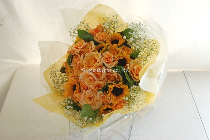 向日葵とバラとカスミソウの誕生日の花束
