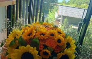 オレンジ色の花束でプロポーズ