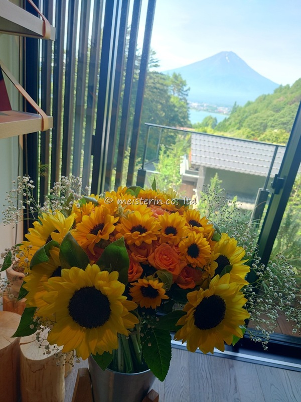 オレンジ色の花束でプロポーズ