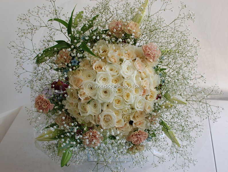 東京ディズニーランドホテルでプロポーズブーケ 白バラとかすみ草のプロポーズブーケ