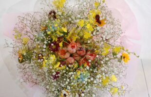 ダズンローズとかすみ草の花束