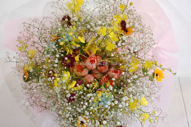 プロポーズに贈るダズンローズの花束@ザ・リッツ・カールトン大阪 ダズンローズとかすみ草のふわふわ花束