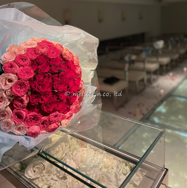 スケープス ザ スィートで108本のバラのプロポーズ花束 チャペルで贈るプロポーズの108本のバラの花束