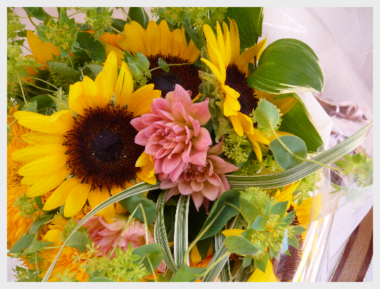 向日葵とダリアで夏の花束 ドイツマイスターの花束専門店 プロポーズフラワーショップ