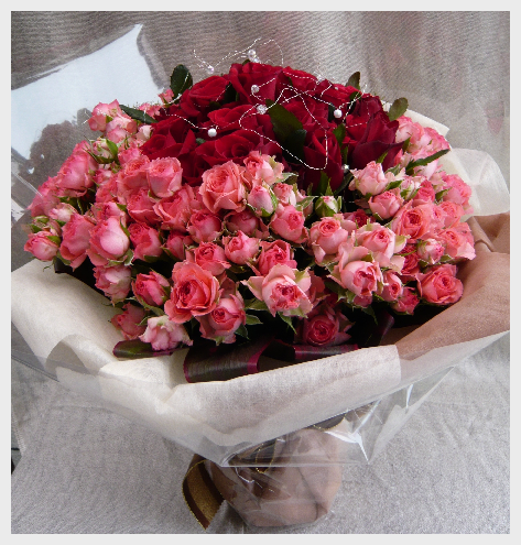 赤とピンクのバラとパールの花束 ドイツマイスターの花束専門店 プロポーズフラワーショップ