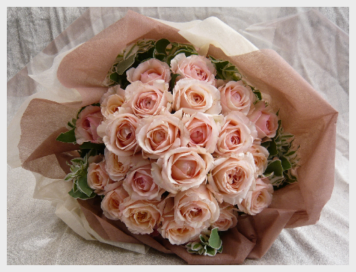 サーモンピンクのバラの花束