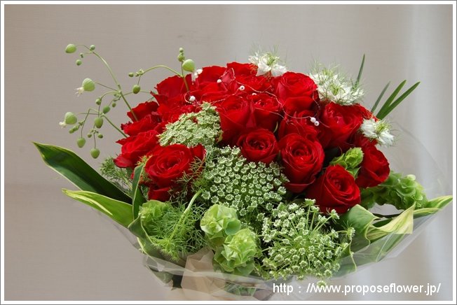 赤いバラとグリーンベルの花束