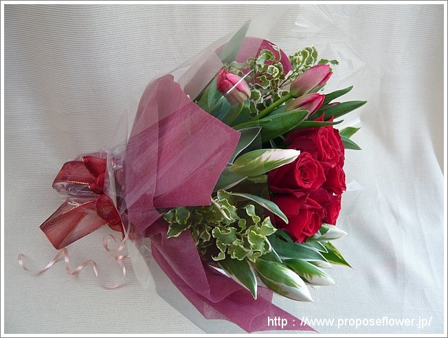 赤い薔薇とチューリップでキュートな花束 ドイツマイスターの花束専門店 プロポーズフラワーショップ