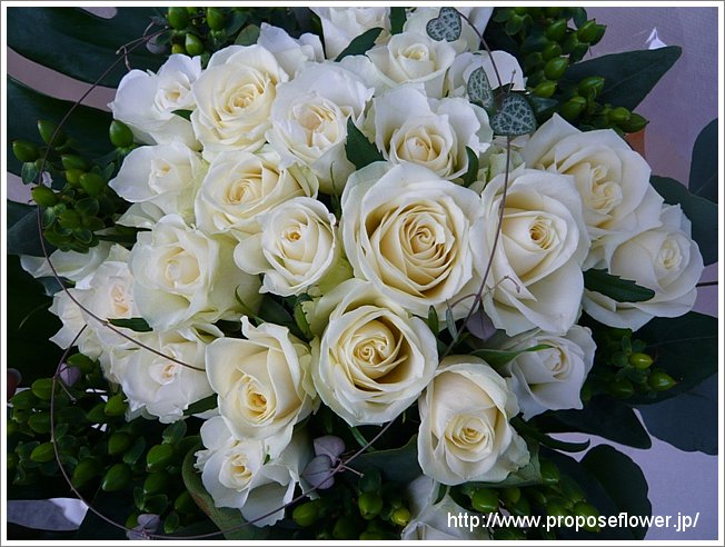 白いバラとハート蔓とハートユーカリ ドイツマイスターの花束専門店 プロポーズフラワーショップ