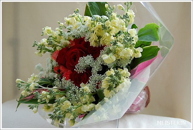 白いストックと赤いバラの花束 ドイツマイスターの花束専門店 プロポーズフラワーショップ