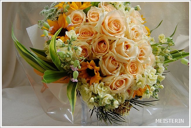 オレンジのバラとひまわりの花束