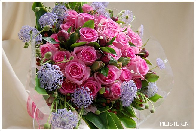 ピンクのバラとブルーレースの花束