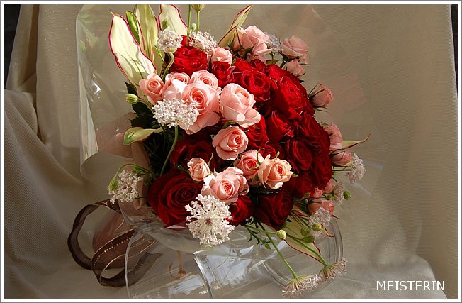 エレガントな赤いバラの花束 ドイツマイスターの花束専門店 プロポーズフラワーショップ