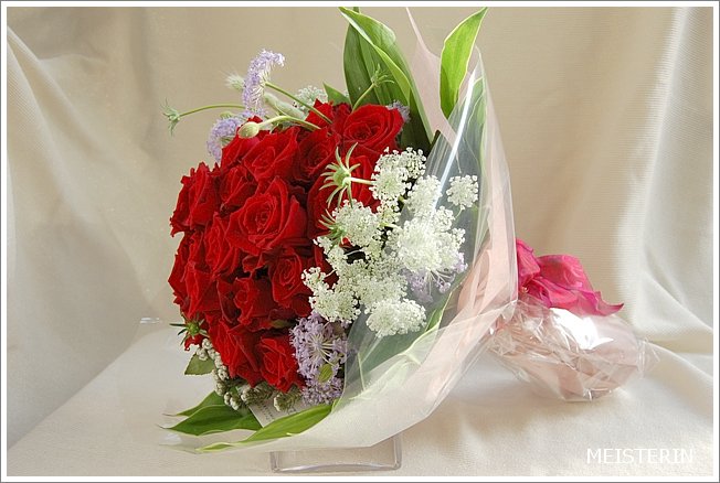 レースフラワーと赤いバラの花束 ドイツマイスターの花束専門店 プロポーズフラワーショップ