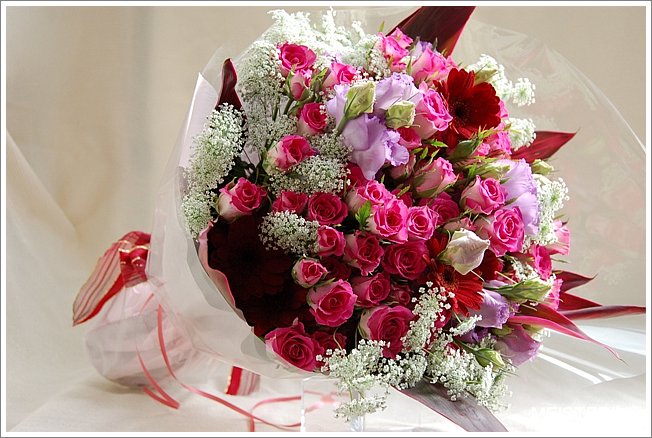 ローズピンクのバラの花束