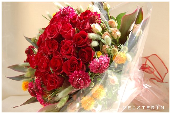 赤いバラとオレンジ色 ドイツマイスターの花束専門店 プロポーズフラワーショップ