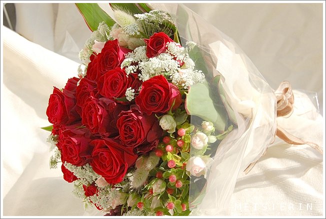 ホワイトレースフラワー 赤いバラの花束 ドイツマイスターの花束専門店 プロポーズフラワーショップ