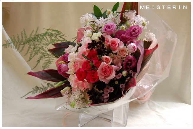 ピンクの薔薇 チョコレートコスモスの花束 ドイツマイスターの花束専門店 プロポーズフラワーショップ