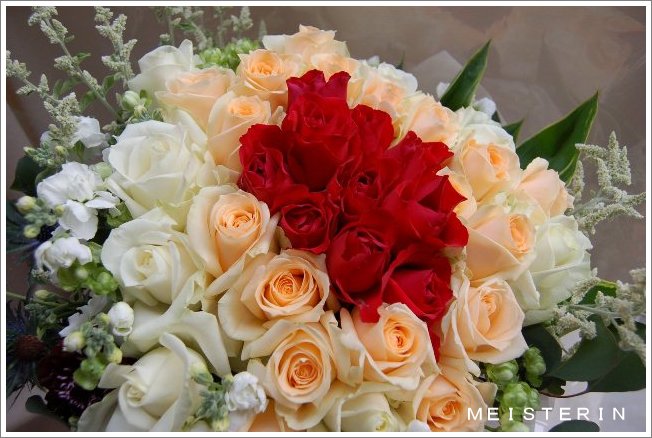 赤 オレンジ 白 緑の花束 ドイツマイスターの花束専門店 プロポーズフラワーショップ