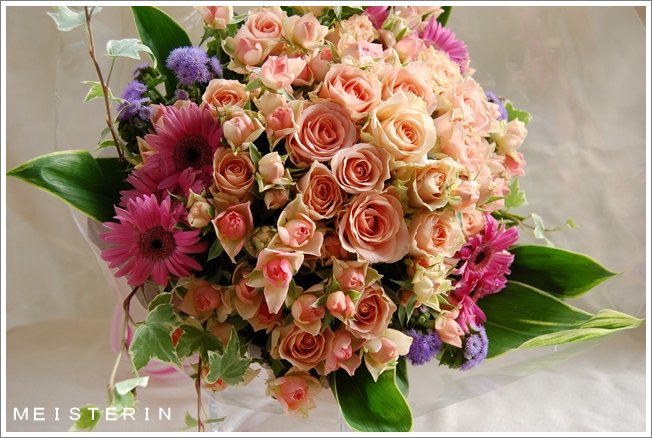ピンクのガーベラと薔薇の花束 ドイツマイスターの花束専門店 プロポーズフラワーショップ