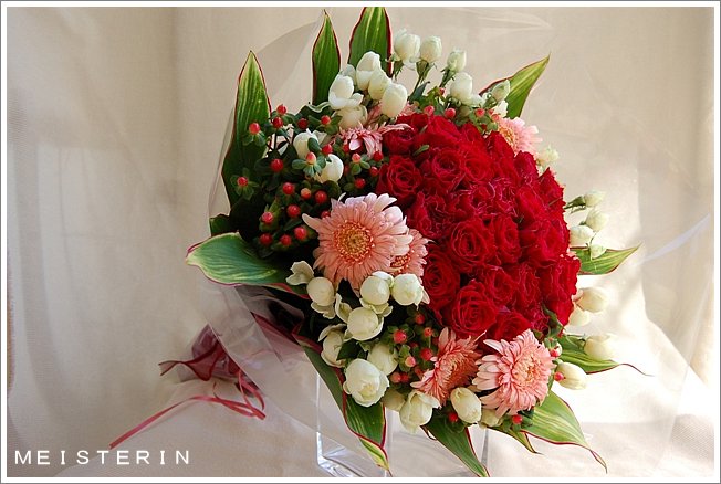 ホワイトデーに赤バラの花束 ドイツマイスターの花束専門店 プロポーズフラワーショップ